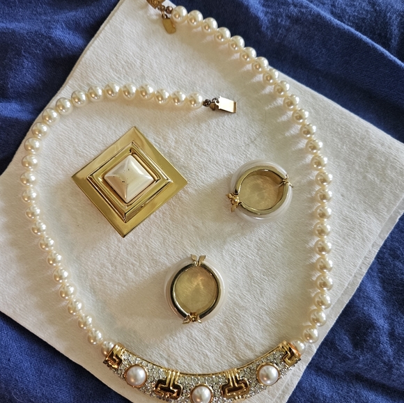 Vintage Ladies Costume Jewelry Set (Faux pearl) - Picture 6 of 8